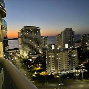 Moderno Apartamento De 2 Dormitorios En Venta, Playa Mansa