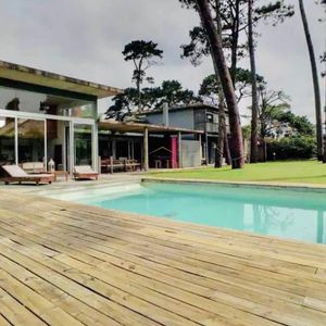 Moderna Casa De 4 Dormitorios Y Piscina En Playa Mansa, Alquiler De Temporada