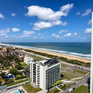 Venta De Gran Apartamento De 3 Dormitorios Con Parrillero Propio En Playa Brava, Punta Del Este