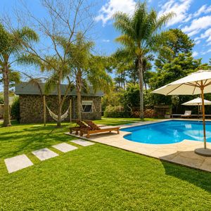 Moderna Casa De 4 Dormitorios, Piscina Climatizada Y Parrillero En Playa Mansa, Punta Del Este