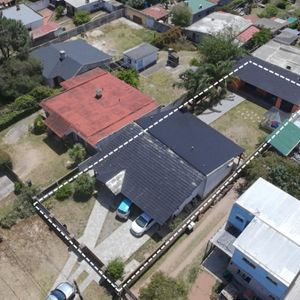 Casa En Venta C/ Cochera En Lomas De Solymar