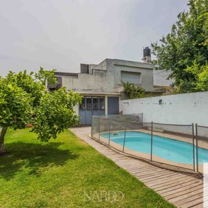 Casa Al Frente De Solida Construcción, En Una Zona Muy Tranquila Del Prado