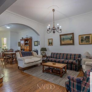 Casa Al Frente De Solida Construcción, En Una Zona Muy Tranquila Del Prado