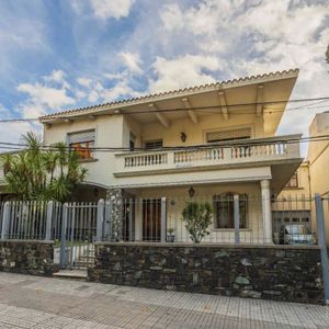 Casa En Venta C/ Cochera En Parque Batlle