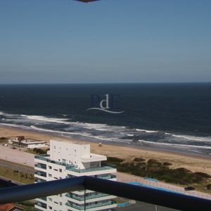 Amplio Apartamento Con Una Vista Plena Al Mar!!!