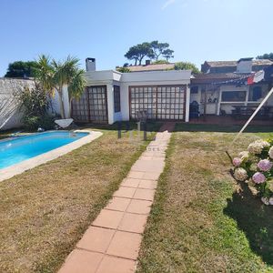 En Venta Casa De 4 Dormitorios Con Piscina Y Parrillero En Las Delicias, Maldonado