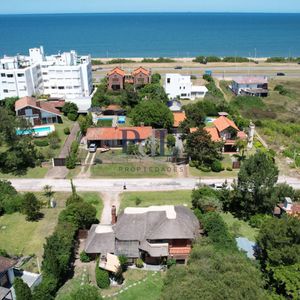 Casa En Pinares, Punta Del Este. 4 Dormitorios, Terreno De 900 M²