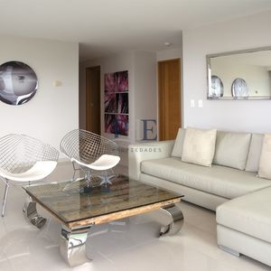 Apartamento De 3 Dormitorios En Playa Mansa En Venta  - A Pasos Del Mar