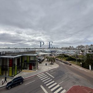 Apartamento En Venta En Edificio Dársena Frente Al Puerto De Punta Del Este
