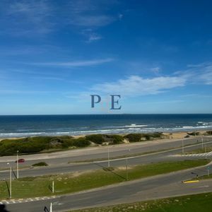 Apartamento En Venta De 3 Dormitorios En Punta Del Este, Playa Brava, Torre Nueva York , Vista Al Mar