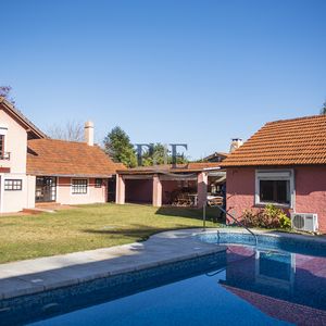 Muy Linda Casa En Venta, Zona Inmejorable, 3 Dormitorios Y Servicio