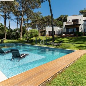 Casa De 5 Dorm Con Piscina Y Vistas Al Mar. Montoya, Punta Del Este.