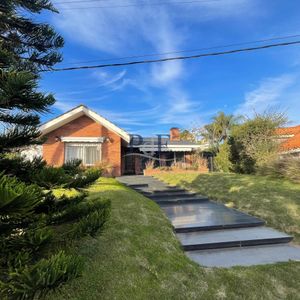 Casa En Mansa, Punta Del Este. 4 Dormitorios, Terreno De 800 M²