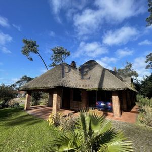 Casa En Paso De La Cadena, Punta Del Este. 3 Dormitorios, Terreno De 1401 M²