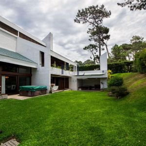 Casa En Mansa, Punta Del Este. 5 Dormitorios, Terreno De 1065 M²