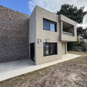 Casa En Pinares, Punta Del Este. 2 Dormitorios, Terreno De 300 M²