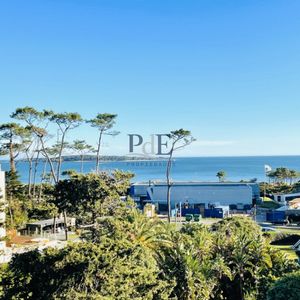 Apartamento En Mansa, Punta Del Este En Venta De 3 Dormitorios.