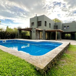 Venta Casa Con Renta, 4 Dormitorios + Servicio En Lomas De La Tahona, Barrio Privado. Canelones