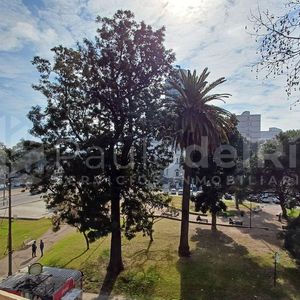 Venta Apartamento De 2 Dormitorios Con Vista A Plaza.