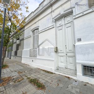Casa De Dos Dormitorios En El Corazón Del Prado En Venta - Montevideo