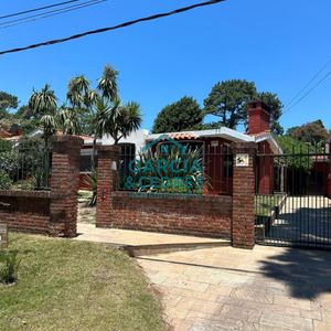 Oportunidad En Barrio Cantegril . Vendo Casa De 3 Dorm. Y 3 Baños En Zona De Colegios, Facultades Y Centros De Salud