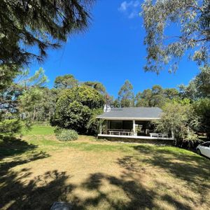 Casa En Alquiler Anual De 3 Dormitorios Y 3 Banos En Jardines De Cordoba