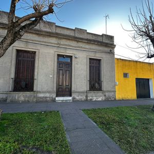 Casa En Venta En Canelones Con 5 Dormitorios Y Garage A 1 Cuadra De Comeca