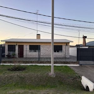 Casa En Venta En Canelones Con 2 Dormitorios