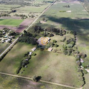 Galpón En Alquiler En Canelones Con 1000 M2, Oficinas, Apto Y Rampa De Carga