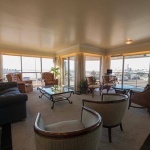 Apartamento De 3 Dormitorios, Jardín Y 3 Cocheras