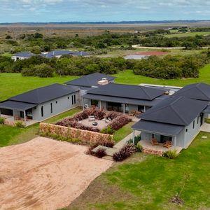 Venta De Residencia Minimalista Con 4 Suites En Puerto Quetzal Punta Del Este