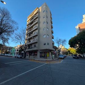 Venta Apartamento 3 Dormitorios + Servicio Pocitos