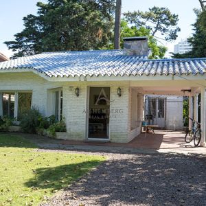Venta De Casa De 4 Dormitorios + Dep. En Cantegril, Punta Del Este