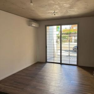 Apartamento En Planta Baja Con Patio Y Cochera