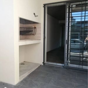 Apartamento En Planta Baja Con Patio Y Cochera