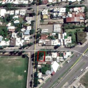 Terreno En Esquina, Pleno Centro Con Construcciones.