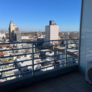 Alquiler  1 Dormitorio Piso Alto A Mts Terminal Tres Cruces.