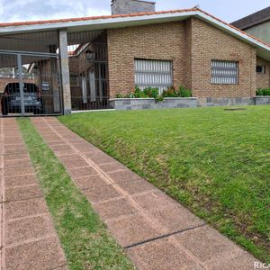 Chalet En Venta De 3 Dormitorios C/ Cocheras En Lezica