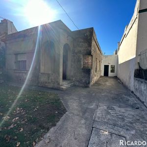 Casa En Venta De 2 Dormitorios C/ Cochera En Brazo Oriental