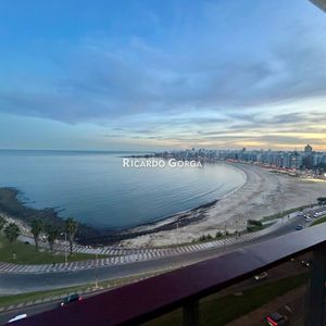 Apartamento En Venta De 3 Dormitorios Y Servicio - Garaje Doble En Pocitos