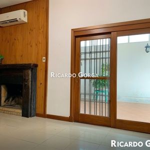 Casa En Venta En 1 Planta Con Renta De 2 Dormitorios En Aires Puros, Montevideo