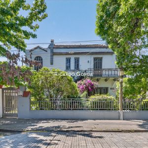 Hermosa Casa Esquina Sobre Av. Luis A De Herrera Muy Próxima Al Jardín Botánico