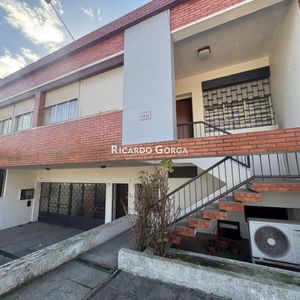 Padrón único 2 Casas 6 O 7 Dormitorios Fondo Con Piscina En Brazo Oriental