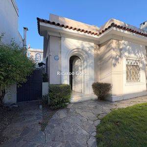 Casa En Venta De 3 Dormitorios, Jardín Y Patio En Hermosa Zona De Atahualpa