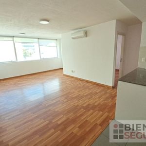 Amplia Oficina, Con Excelente Ubicación, En Alquiler En Cordón.
