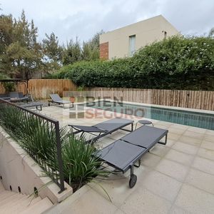 Penthouse De 3 Dormitorios En Alquiler En Carrasco Norte. Con Piscina Y Excelentes Amenities