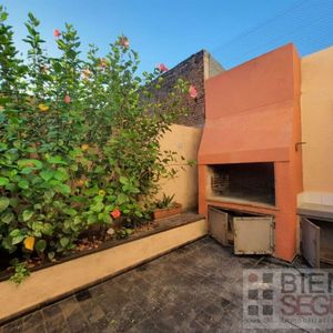 Cómoda Casa De 2 Plantas En Venta En Pocitos
