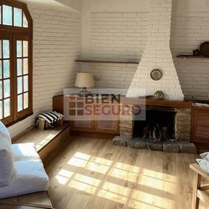 Cómoda Casa De 4 Dormitorios Y Amplio Jardín, Barbacoa Con Parrillero, En Venta En Carrasco Norte