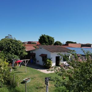 Bella Casa En Esquina A Precio Economico Al Frente De Una Plaza