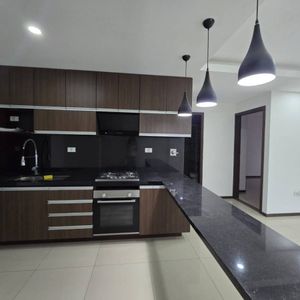 Departamento En Alquiler De 2 Dormitorios + Parqueo Y Baulera